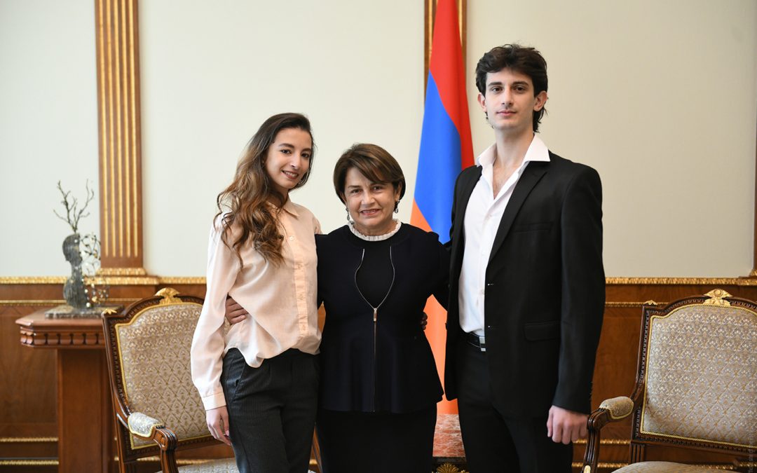 Spouse of the President of Armenia Mrs. Nouneh Sarkissian hosted students of the Yerevan State Dance College who attended master classes at the Bolshoy Theater in Moscow